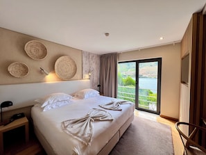 Standard Double Room, River View | 1 bedroom, desk, blackout drapes, soundproofing - Hotel Folgosa Douro (Armamar)