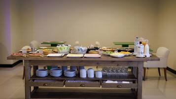 Petit déjeuner buffet (10 EUR par personne)