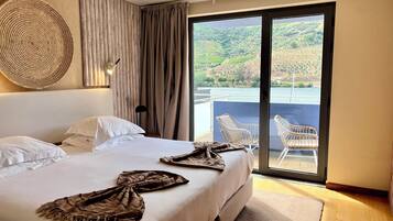 1 bedroom, desk, blackout drapes, soundproofing