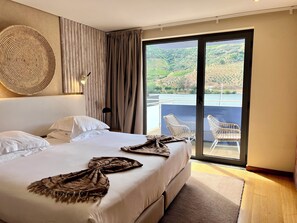 Standaard tweepersoonskamer, uitzicht op rivier | 1 slaapkamer, een bureau, verduisterende gordijnen, geluiddichte muren