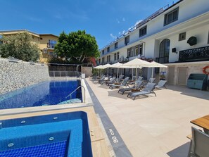 Outdoor pool, sun loungers - Tonoz Beach Hotel (Fethiye)