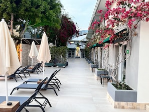 Outdoor pool, pool loungers - Tonoz Beach Hotel (Fethiye)