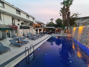 Kolam renang outdoor, dengan kursi berjemur