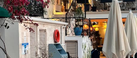 Outdoor pool, sun loungers