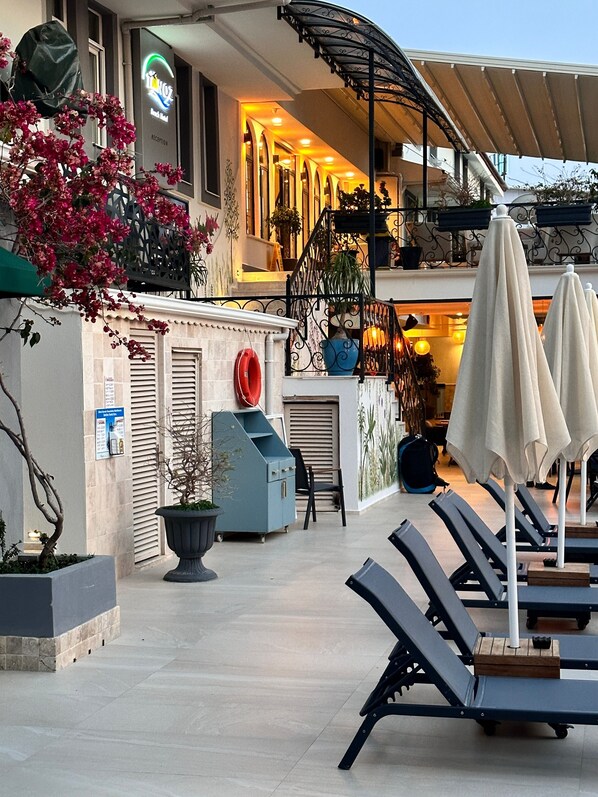 Kolam renang outdoor, dengan kursi berjemur