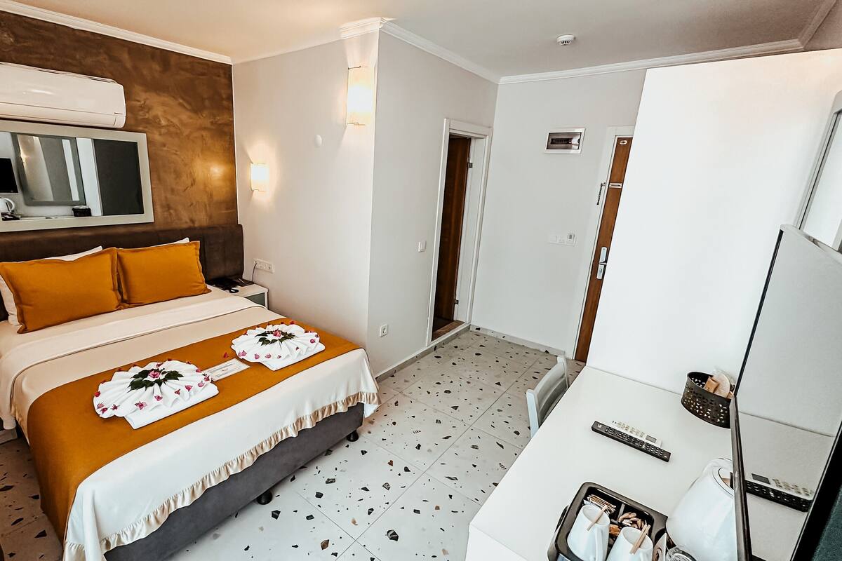 Comfort Double or Twin Room | 埃及棉床单、高档床上用品、免费迷你吧物品、客房内保险箱