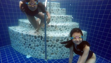 Piscina externa, espreguiçadeiras