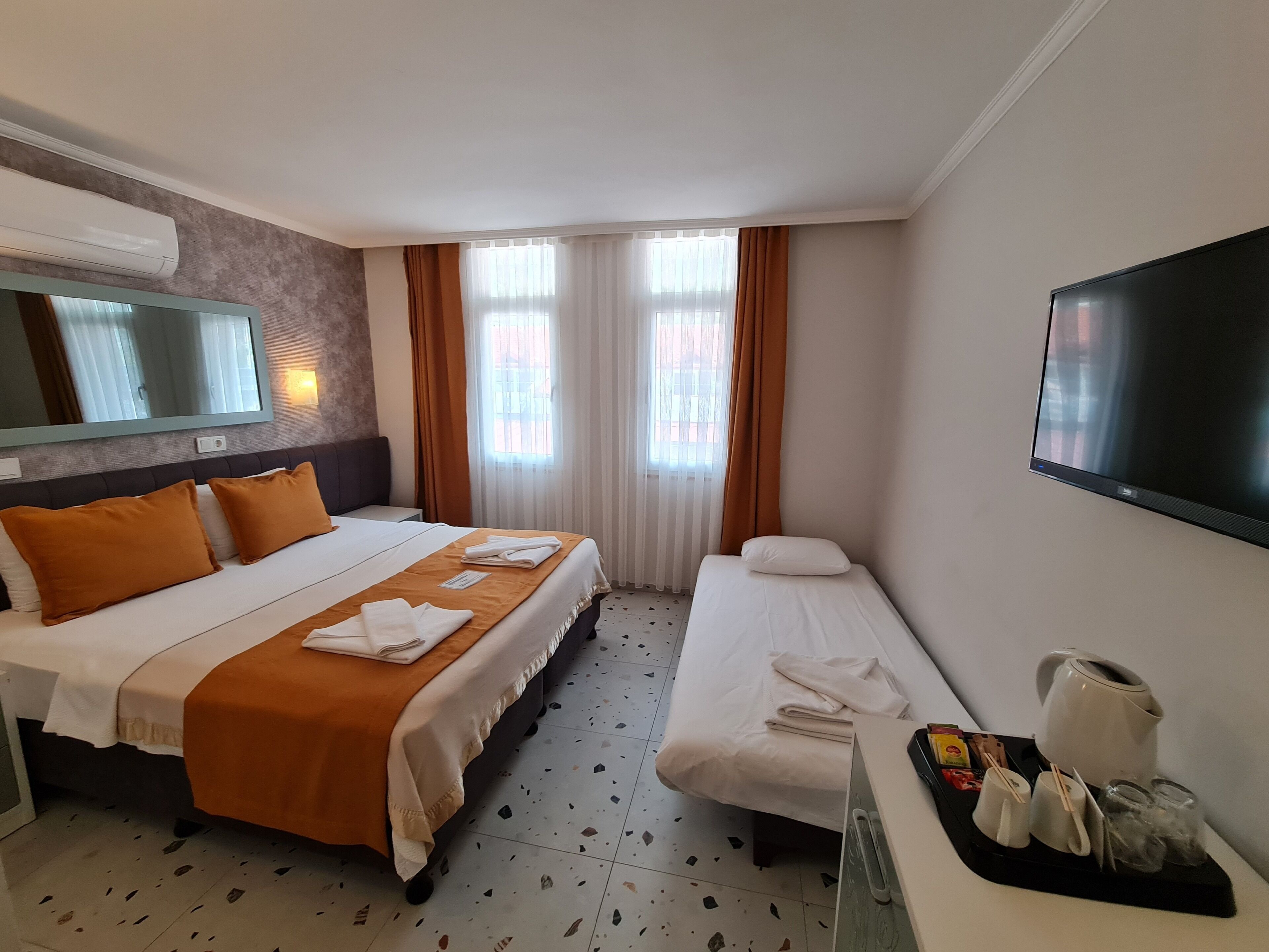Comfort Triple Room | 免费迷你吧物品、客房内保险箱、免费 WiFi、床单
