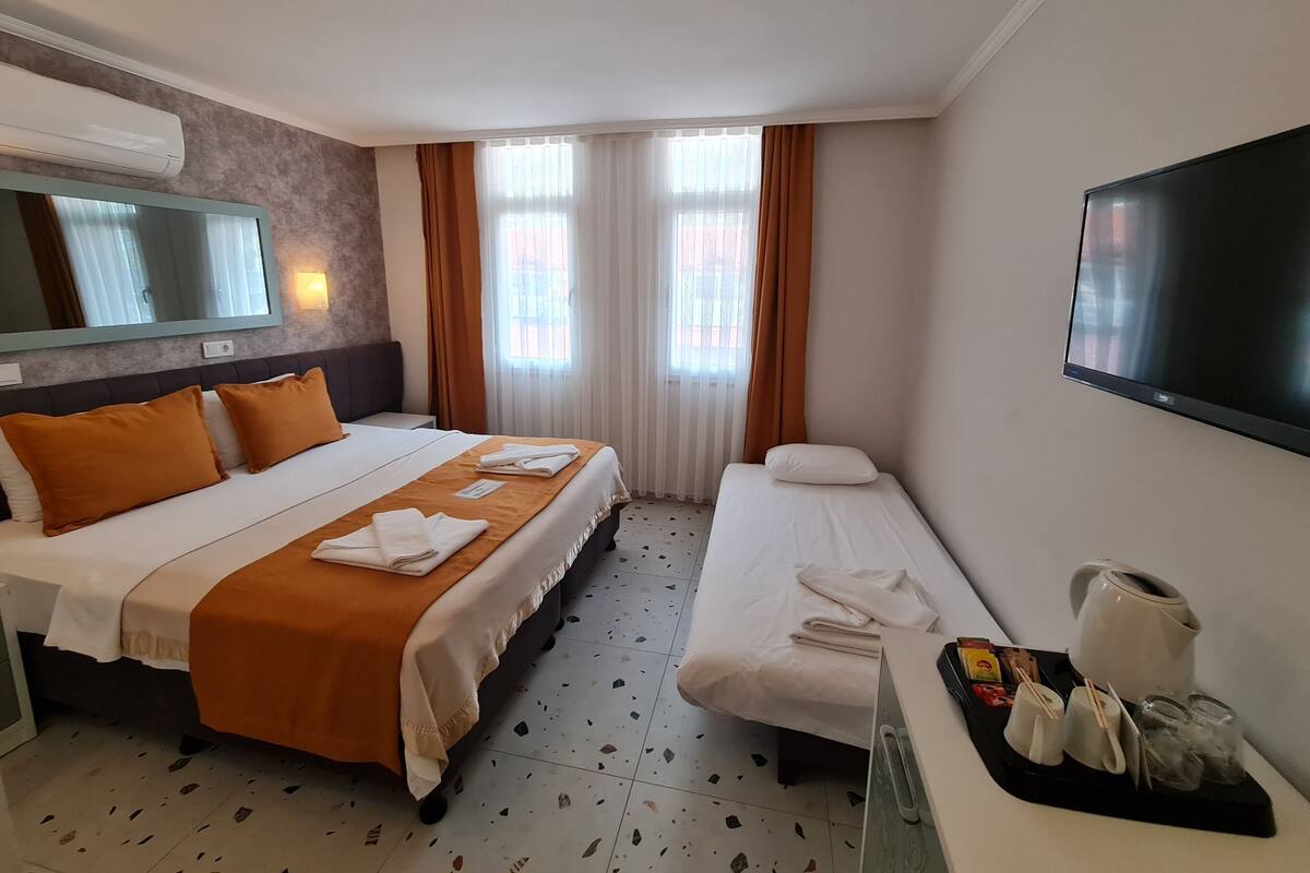 Comfort Triple Room | 埃及棉床单、高档床上用品、免费迷你吧物品、客房内保险箱