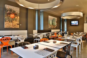 Café da manhã com buffet todos os dias mediante uma taxa