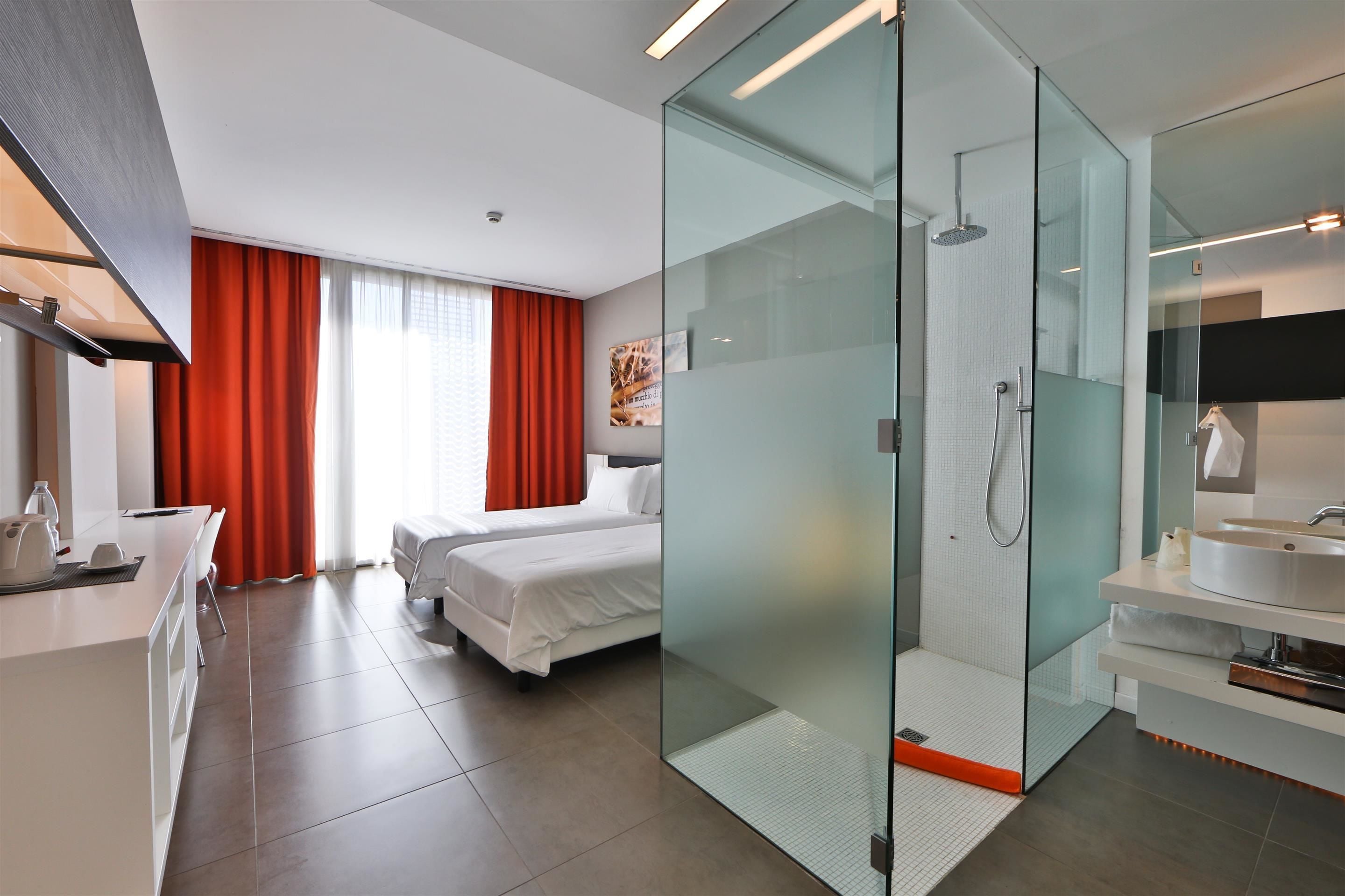 Ropa de cama de alta calidad, cubrecamas y minibar 