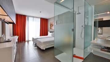 Ropa de cama de alta calidad, cubrecamas y minibar
