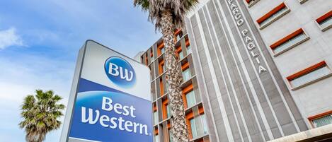 A Best Western sign with a modern building in the background.