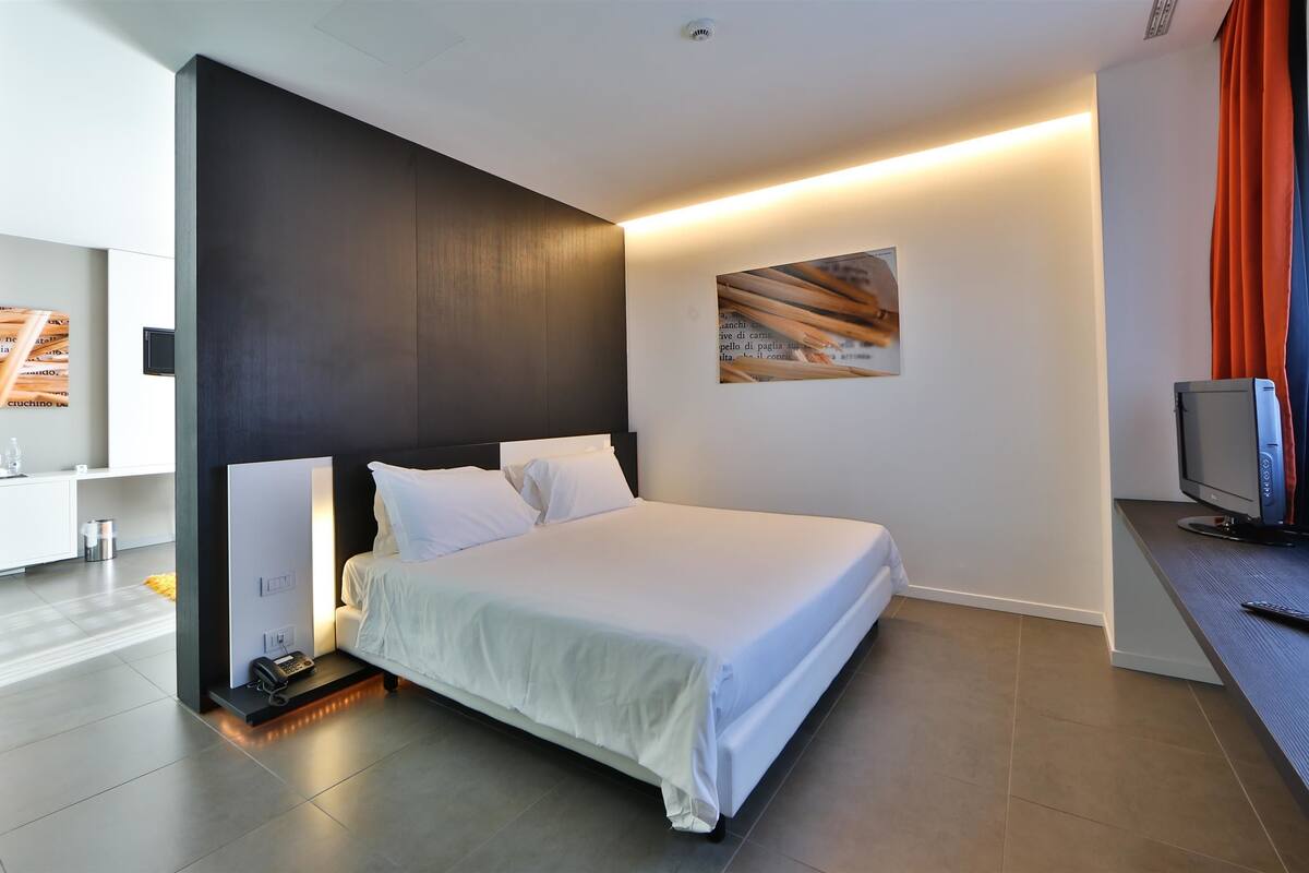 suite, 1 king bed | 1 bedroom, premium bedding, down duvets, minibar