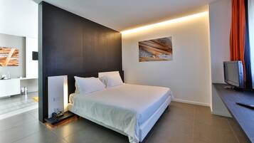 Suite, 1 letto king | Biancheria da letto di alta qualità, copriletto in piuma, minibar