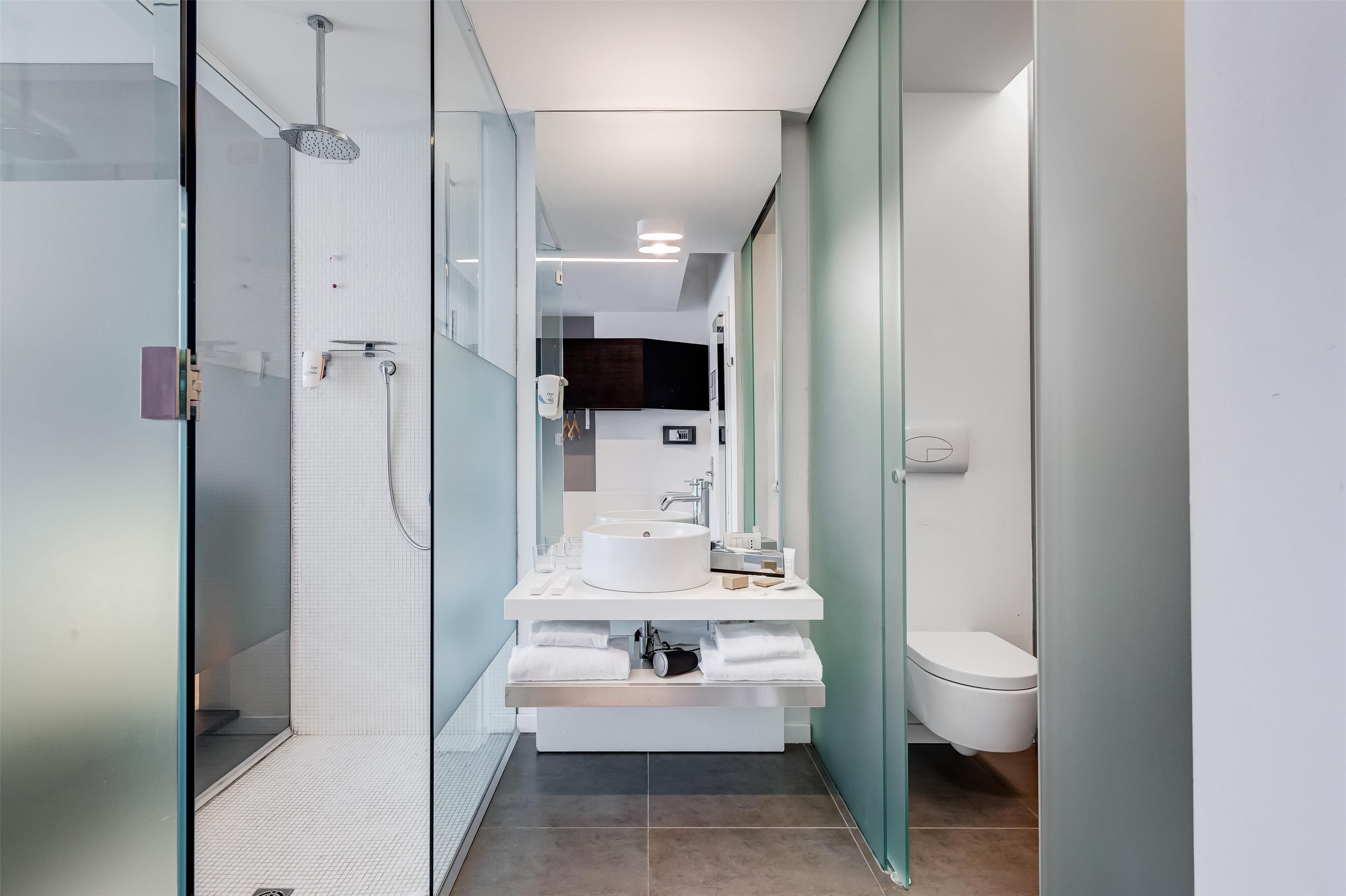 shower, rainfall showerhead, free toiletries, hair dryer