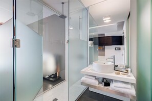 Shower, rainfall showerhead, free toiletries, hair dryer