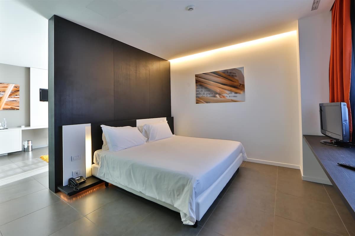Premium bedding, down duvets, minibar, in-room safe