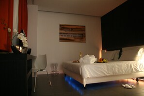 Habitación superior, 1 cama de matrimonio grande | Ropa de cama de alta calidad, edredones de plumas, minibar y caja fuerte