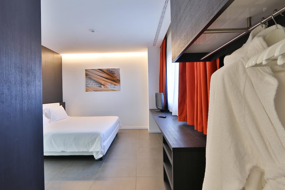 suite, 1 king bed | 1 bedroom, premium bedding, down duvets, minibar