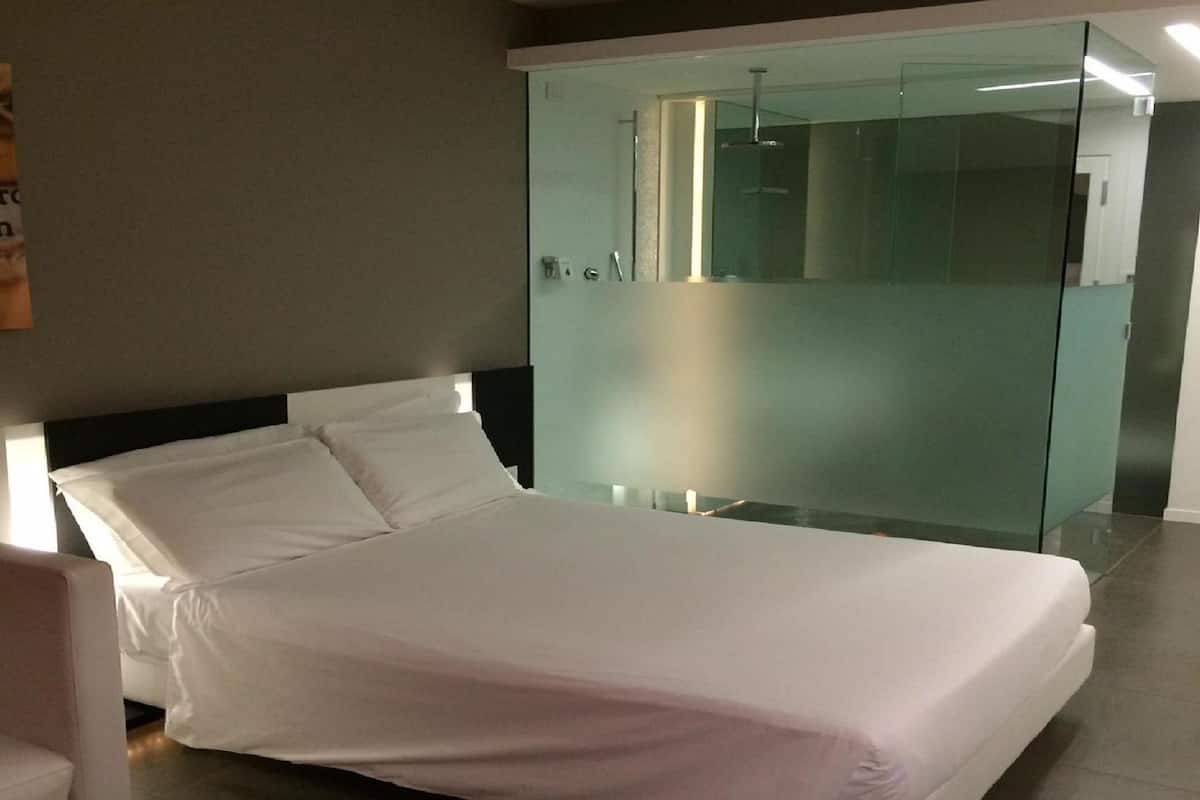 Premium bedding, down duvets, minibar, in-room safe