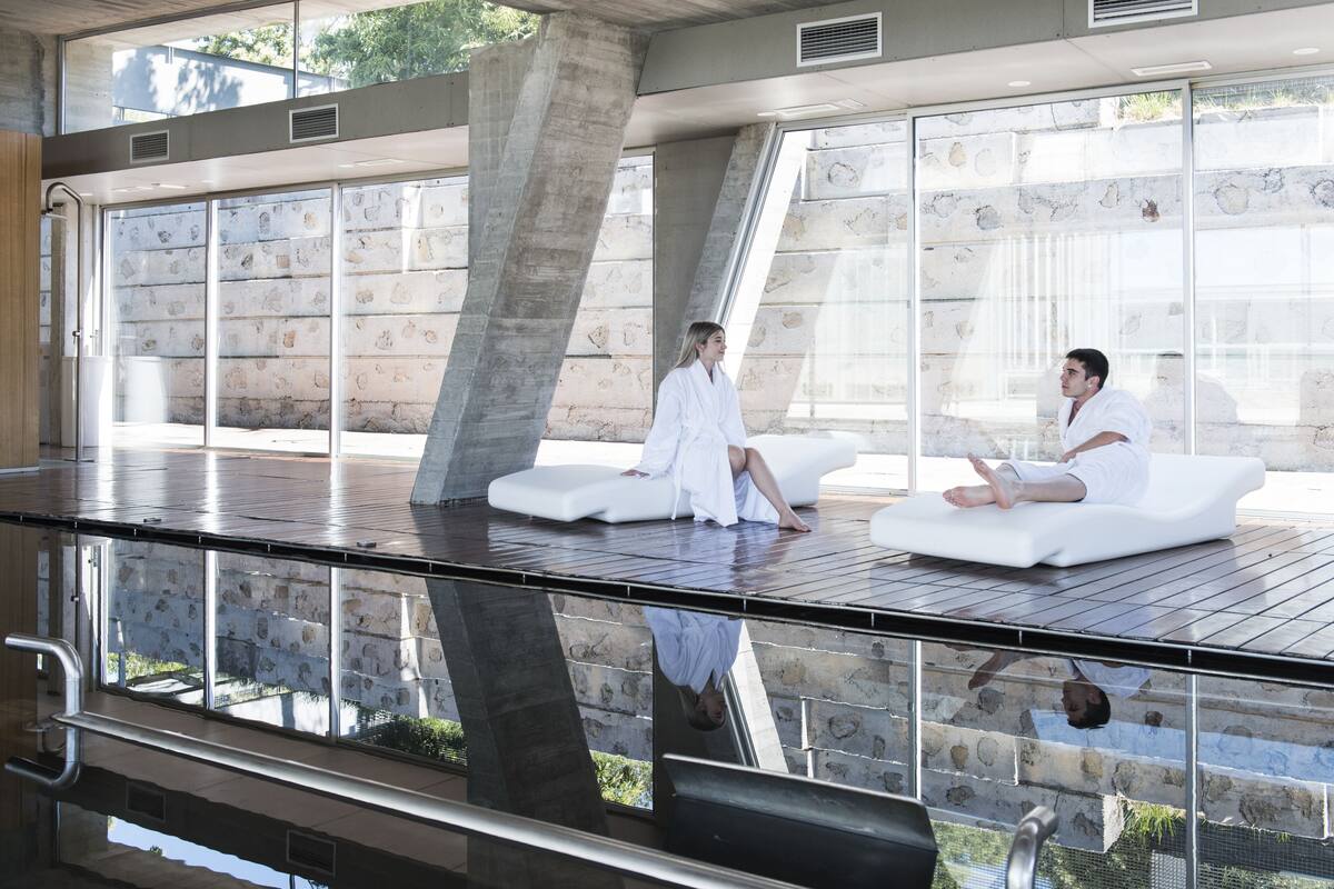 sauna, hot tub, steam room, turkish bath/hammam, massages