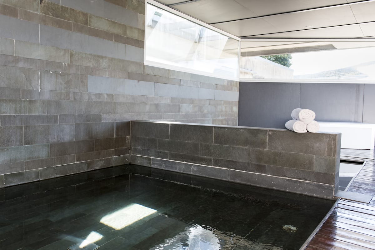 sauna, hot tub, steam room, turkish bath/hammam, massages