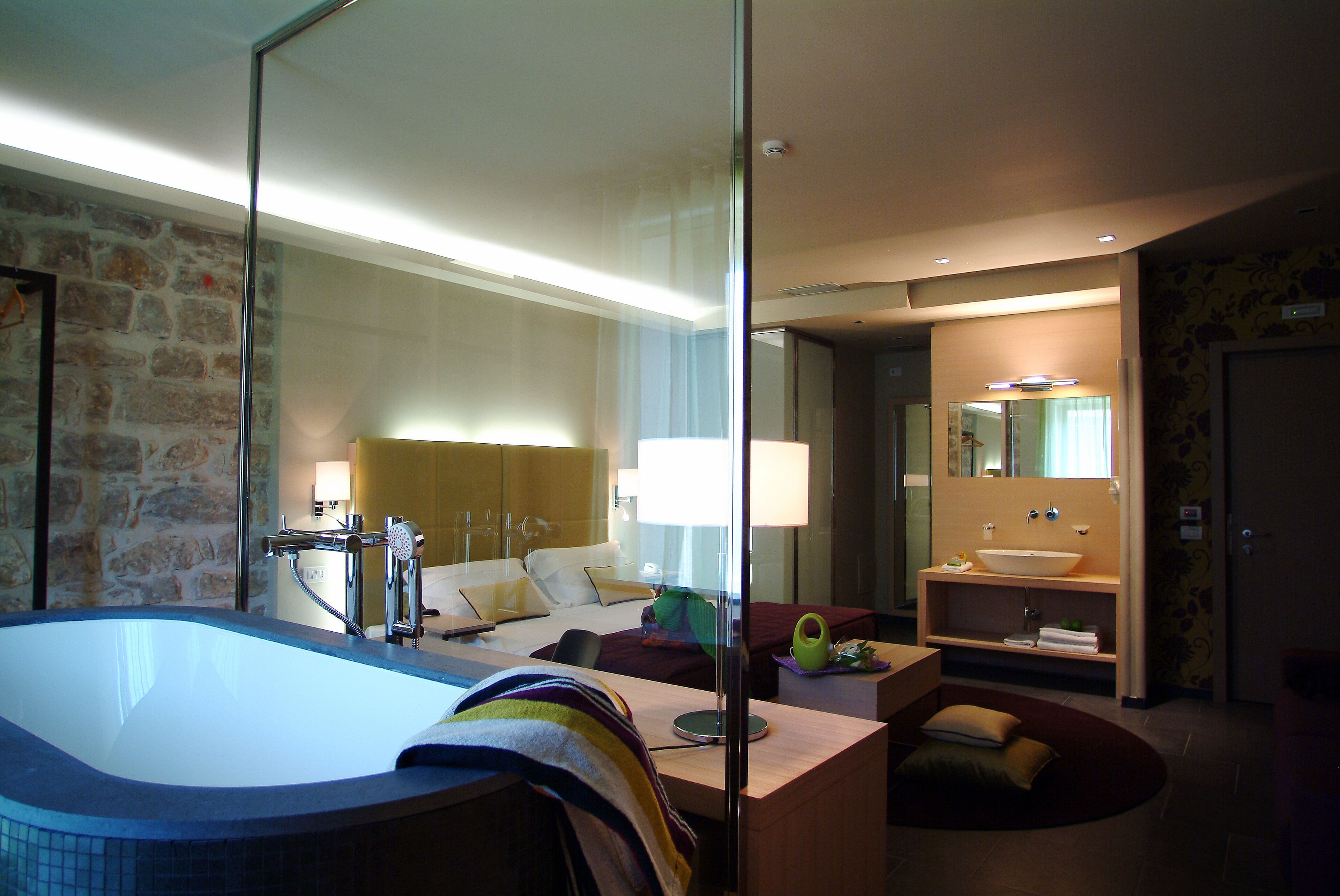 junior studio suite | deep-soaking bathtub