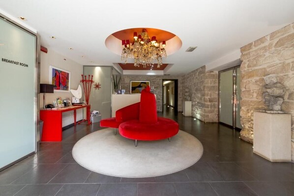 Coin salon dans le hall