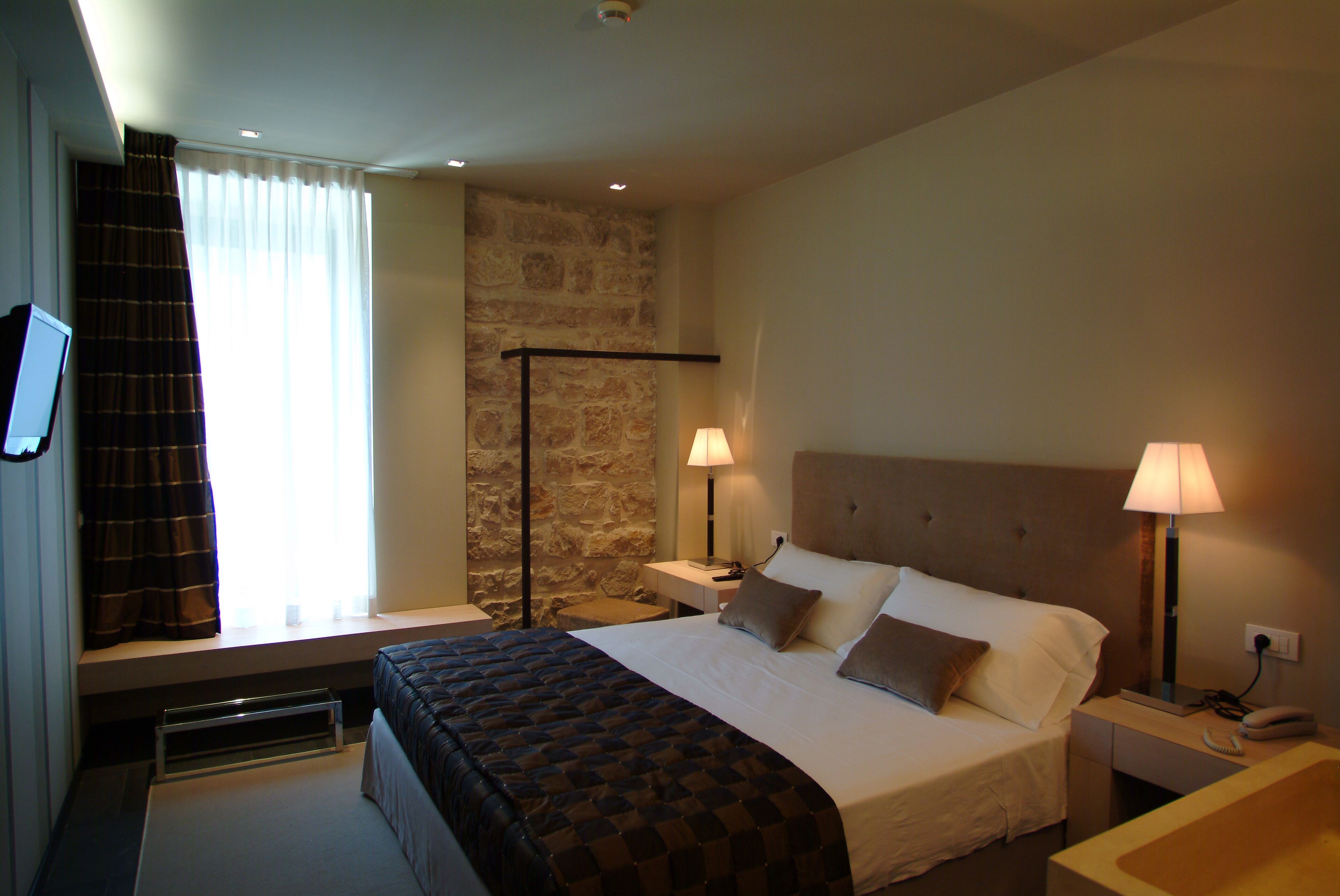 Camera Standard con letto matrimoniale o 2 letti singoli | Lenzuola Frette, copriletto in piuma, materassi Select Comfort, minibar