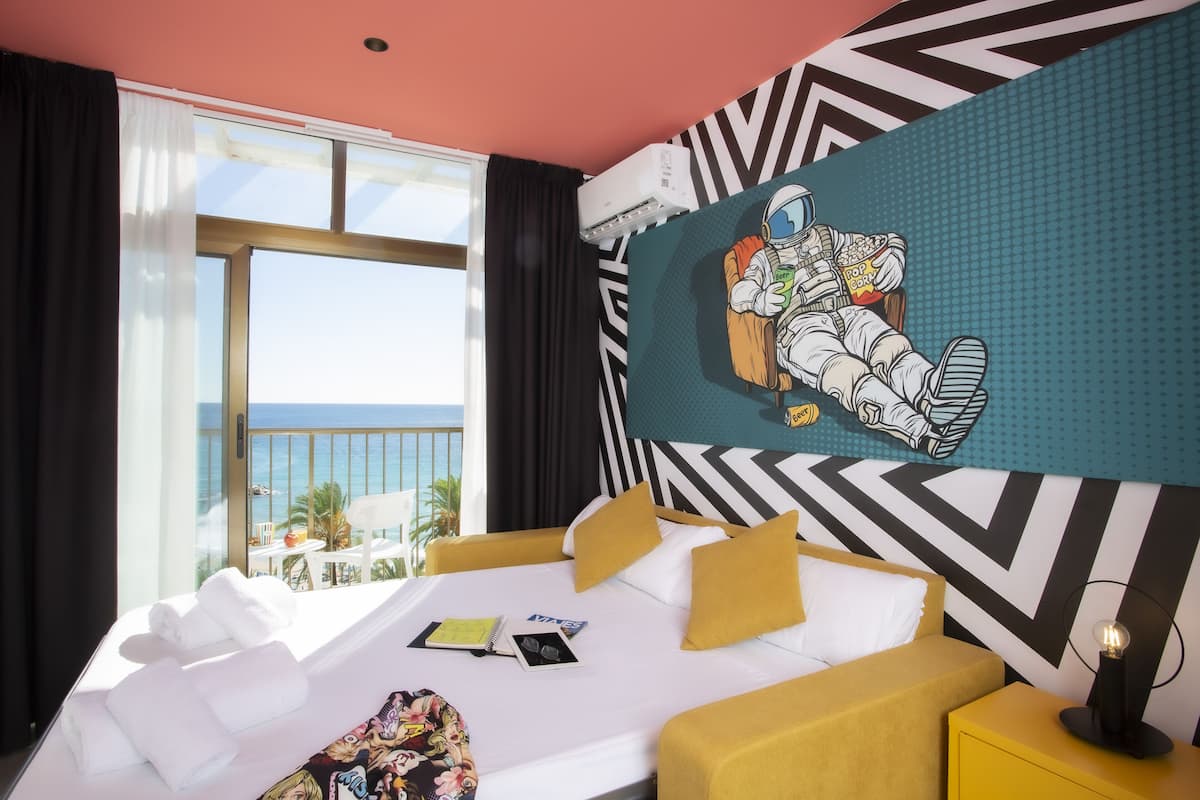 Habitación familiar, balcón, vista al mar | Ropa de cama de alta calidad, edredón y minibar