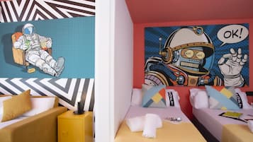 Familiekamer, balkon, uitzicht op zee | Luxe beddengoed, donzen dekbedden, een minibar, een kluis op de kamer