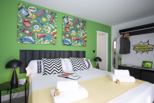 Ropa de cama de alta calidad, cubrecamas y minibar 