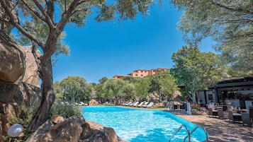 Outdoor pool, sun loungers