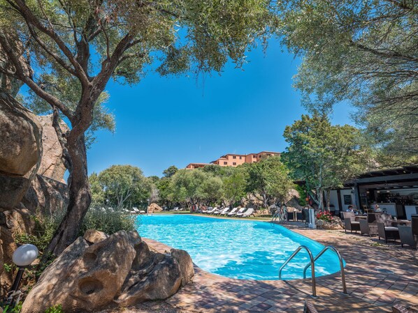 Outdoor pool, sun loungers - Hotel Rocce Sarde (Olbia)