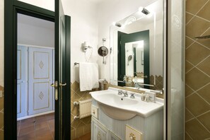 Shower, free toiletries, hair dryer, bidet - Hotel Rocce Sarde (Olbia)