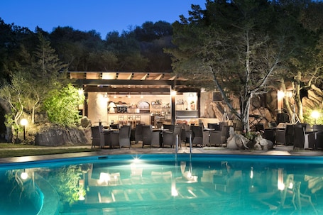 Poolside bar
