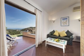 Suite Junior, terrazzo, vista mare | Soggiorno | TV a schermo piatto