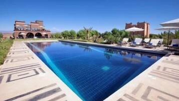 Outdoor pool, pool umbrellas, sun loungers