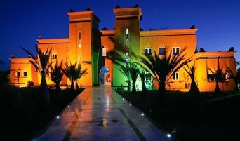 Fachada de la propiedad por la tarde o noche