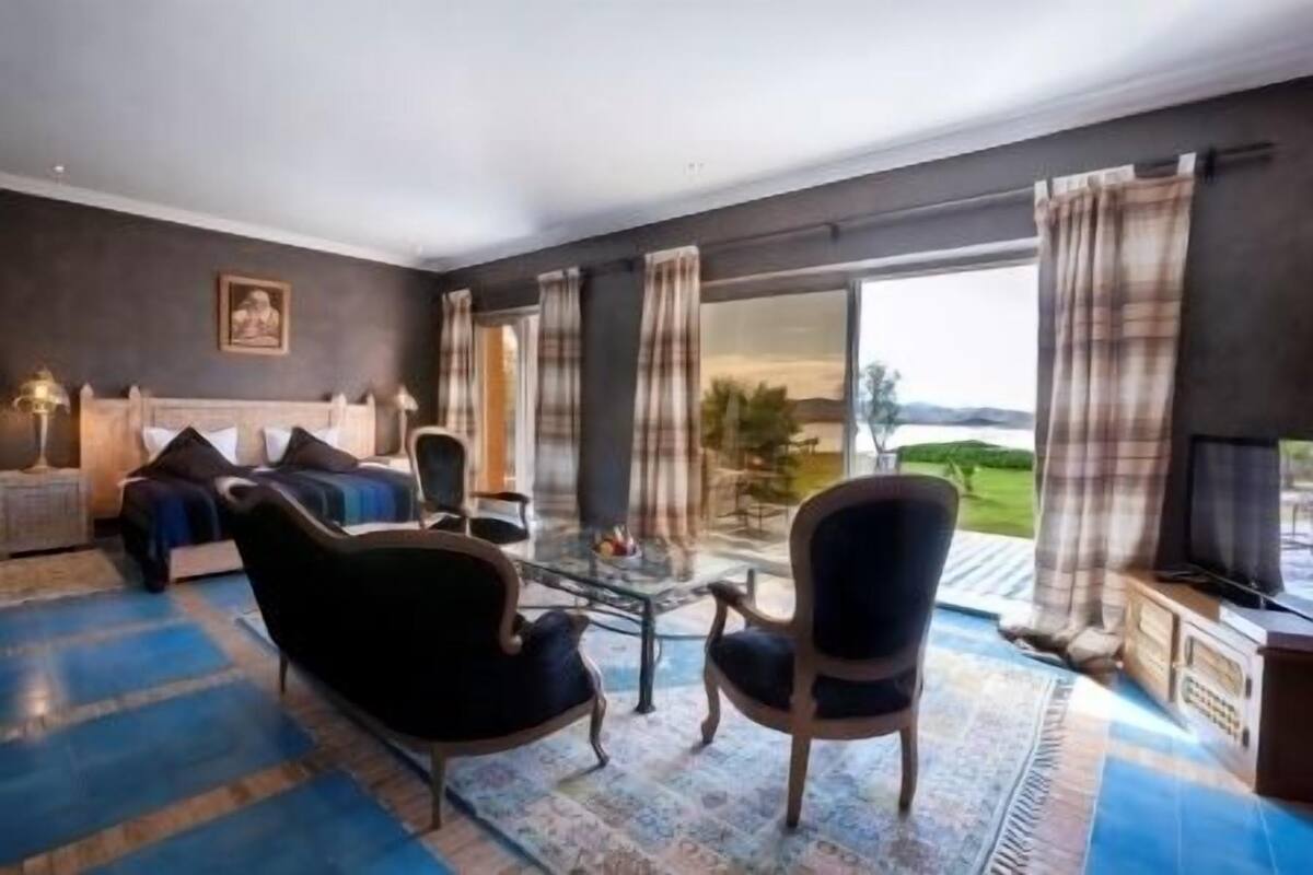 Ein modernes Wohnzimmer mit einer Sofagarnitur, einem Couchtisch und einem Fernseher.