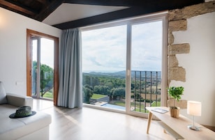 Suite Àtic | Zona de estar | Televisión LED de 42 pulgadas con canales digitales, una televisión