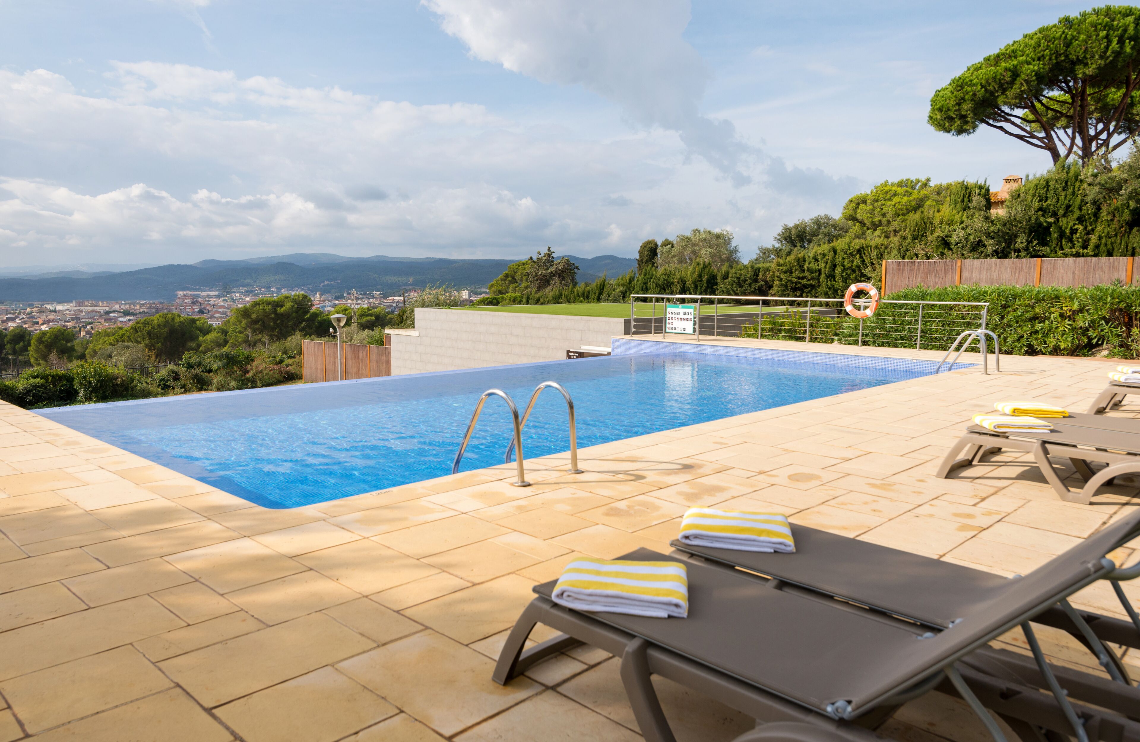 Piscina externa sazonal, funciona das 9h30 às 20h, guarda-sóis