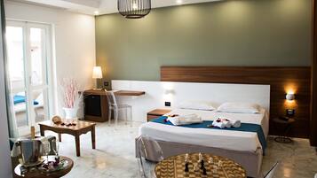 Suite estudio junior | Minibar, caja fuerte, escritorio y espacio para trabajar con un portátil