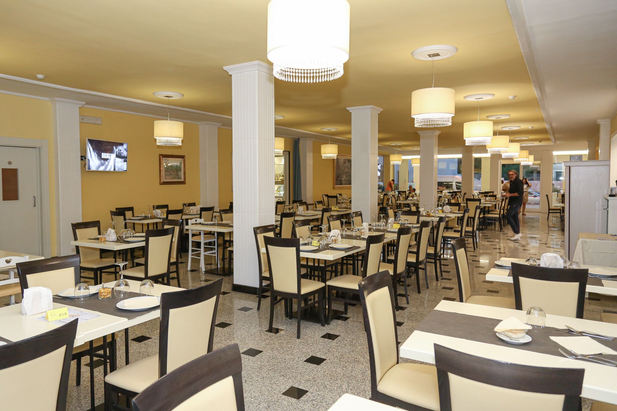 Café da manhã, almoço e jantar; culinária internacional 