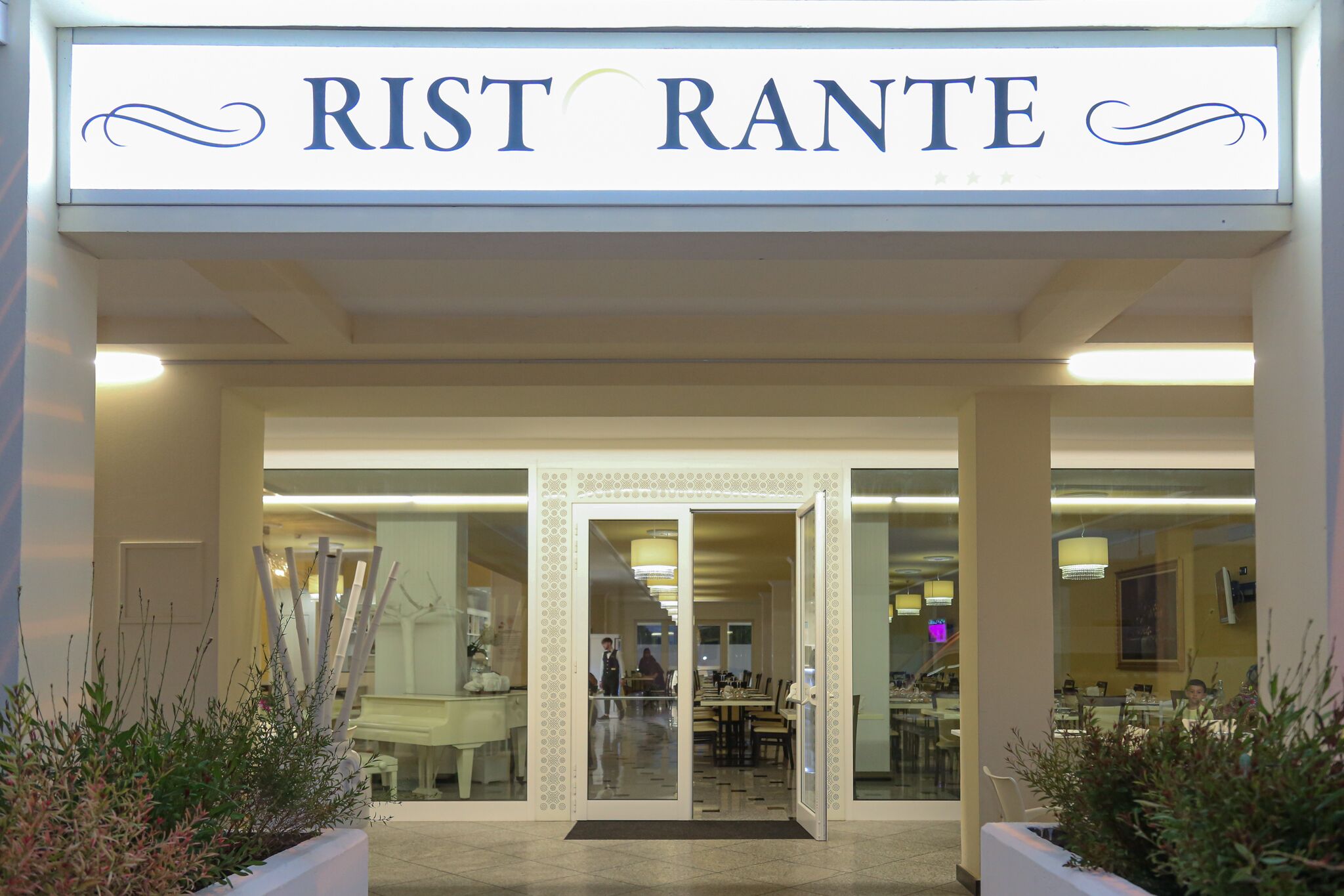 Aperto a colazione, pranzo e cena, cucina internazionale 