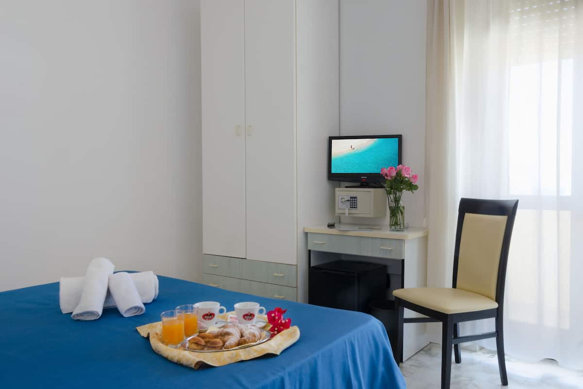 Een minibar, een kluis op de kamer, een bureau, een laptopwerkplek