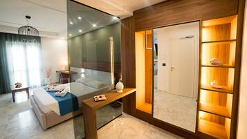 Minibar, caja de seguridad en la habitación y escritorio