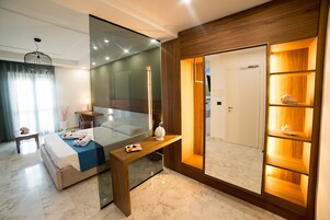 Minibar, caja de seguridad en la habitación y escritorio 