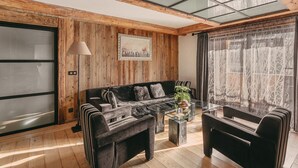 Rom – junior (Classique) | Minibar, safe på rommet, skrivebord og blendingsgardiner